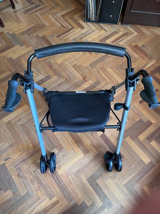 Andador con asiento sin usar
