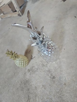 Piñas decorativas dorada y plateada