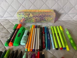 Estuche con variedad de útiles escolares