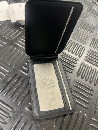 Cartera magnética con soporte