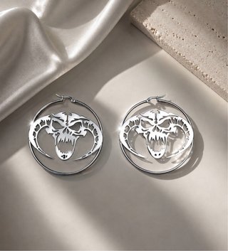 Aros plateados con diseño de calavera