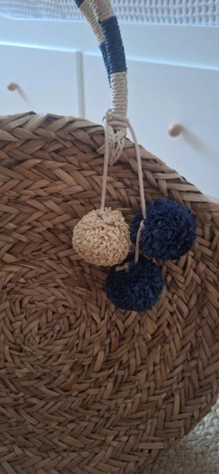 Bolso capazo de rafia redondo con pompones