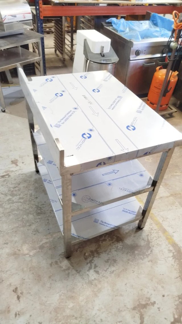 Mesa de trabajo acero inoxidable con estantes