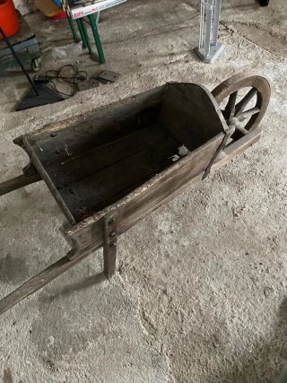 Cariola antica decorativa in legno