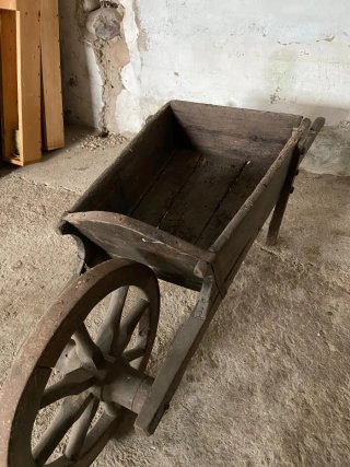 Cariola antica decorativa in legno