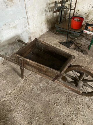 Cariola antica decorativa in legno