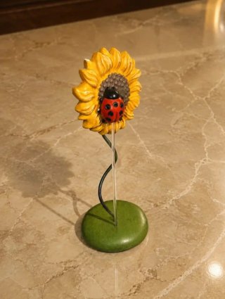 Flor con mariquita decorativa