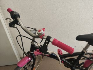 Bicicleta infantil rosa y negra
