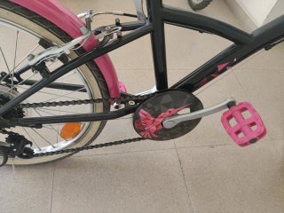 Bicicleta infantil rosa y negra