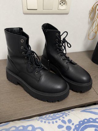Botines negros con cordones