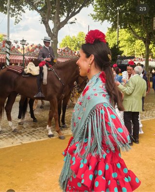 Traje de flamenca rojo y turquesa