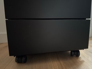 Cajonera metálica negra con ruedas