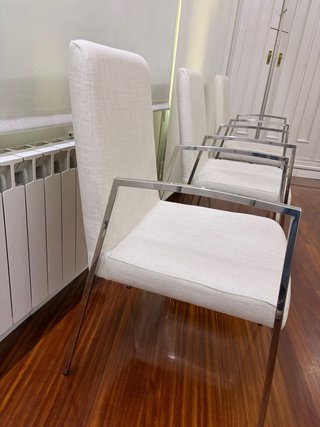 Conjunto Sofá beige con estructura metálica