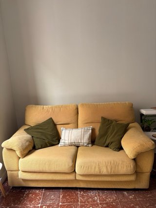 Sofá amarillo extensible muy cómodo