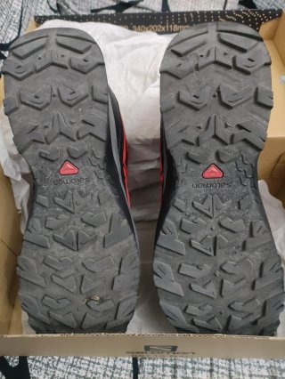 Zapatillas Salomon Negras y Rojas