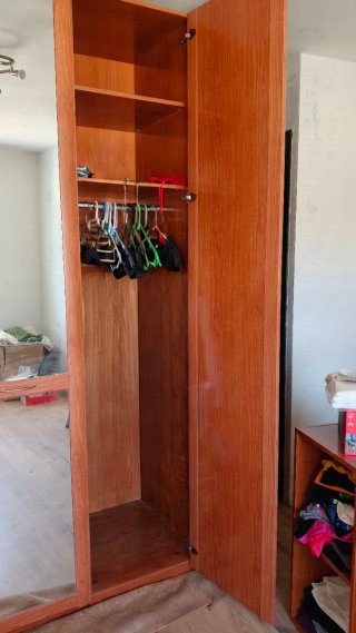 Armario de madera con puertas de espejo