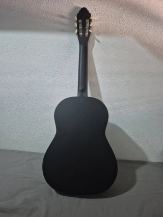 Guitarra Clásica Negra con Pegatinas