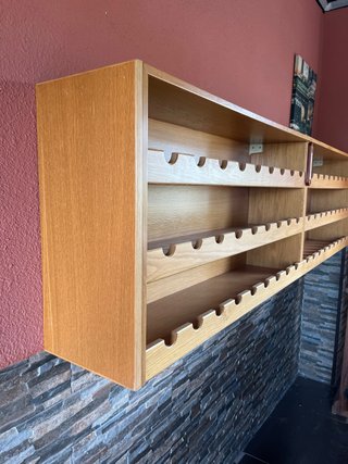 Mueble de pared para vino de madera