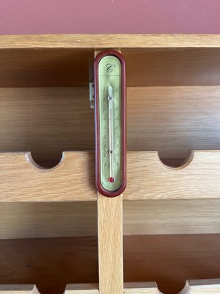 Mueble de pared para vino de madera