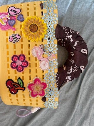 Borsa gialla fatta a mano con decorazioni