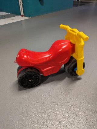 Moto infantil roja y amarilla