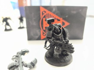 Kill Team Deathwatch, dados y cartas