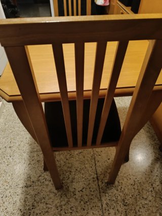 Mesa de madera con 2 sillas