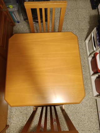 Mesa de madera con 2 sillas