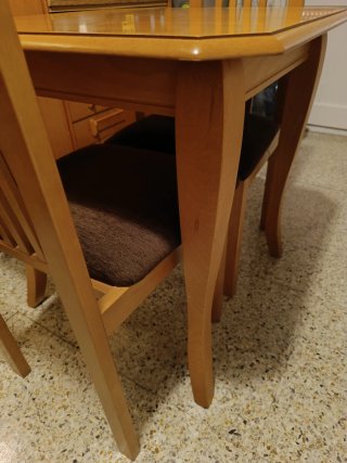 Mesa de madera con 2 sillas