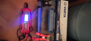 Batería marca Varta de coche recién cargada.