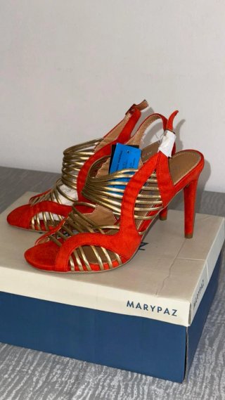 Zapatos de tacón Marypaz rojos y dorados