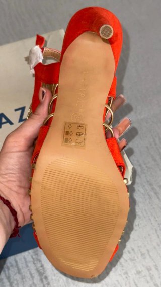 Zapatos de tacón Marypaz rojos y dorados