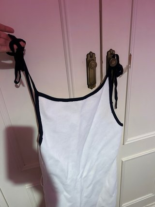Vestido blanco con tirantes negros