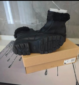 Stivaletti Ugg neri con zip
