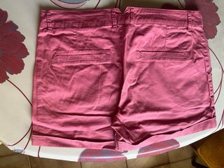 Pantalón vaquero corto de color rosa de mujer