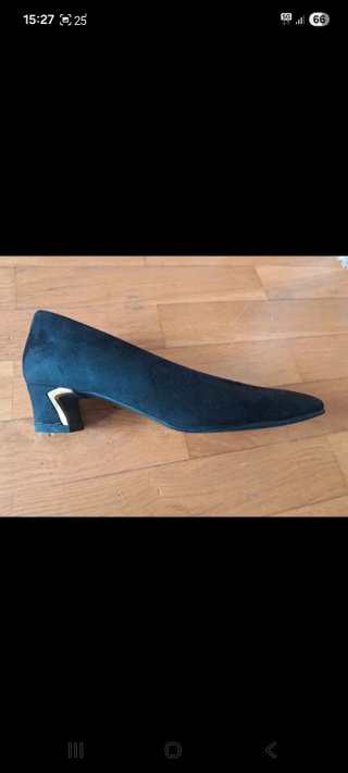 Zapatos de ante negros con tacón dorado