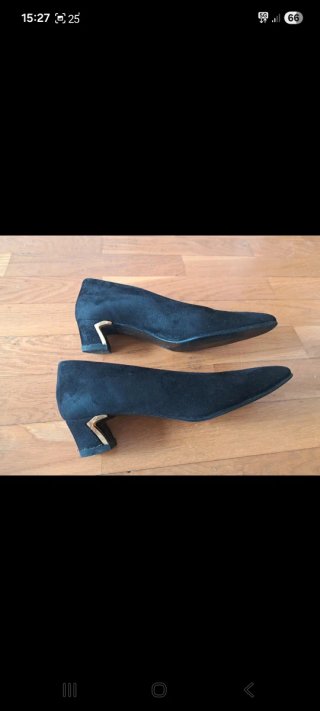 Zapatos de ante negros con tacón dorado