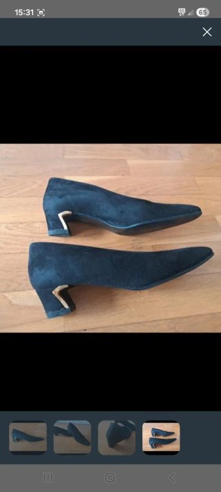 Zapatos de ante negros con tacón dorado