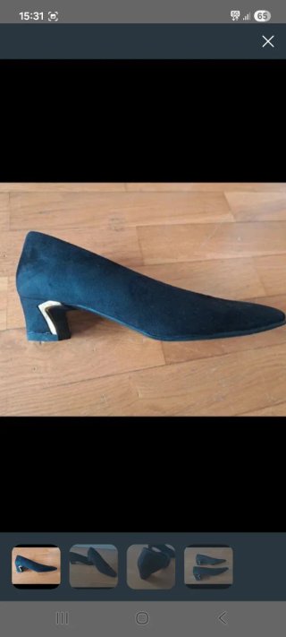 Zapatos de ante negros con tacón dorado