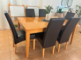 Mesa comedor y 6 sillas madera y piel