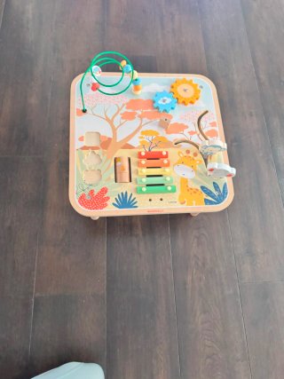 Mesa de actividades para bebé