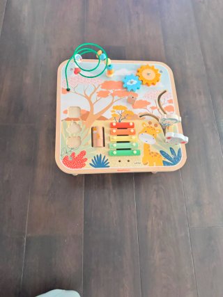 Mesa de actividades para bebé