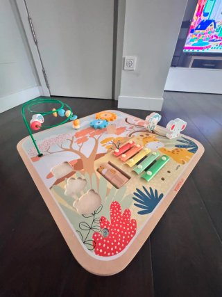 Mesa de actividades para bebé