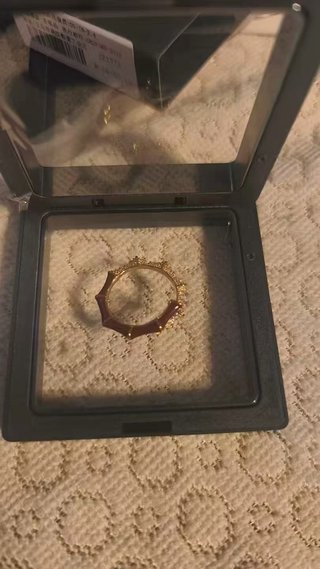 Anillo ajustable dorado y rojo