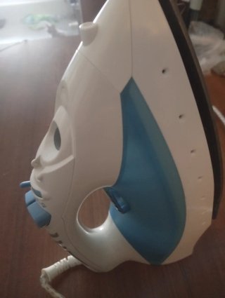 Plancha de ropa blanca y azul