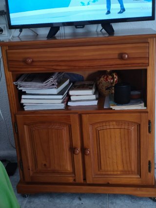 Conjunto mesa pino, 6 sillas y aparador y TV