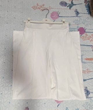 Pantalón blanco de vestir acampanado