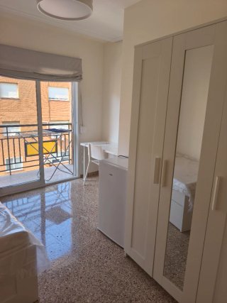 SÓLO QUEDAN 2 HABITACIONES, SÓLO CHICAS.