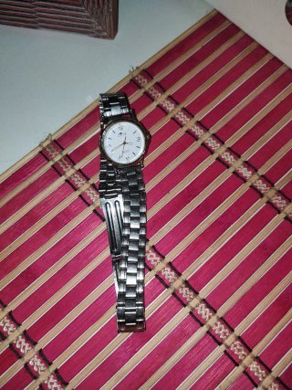 Reloj Lotus Oro y Plata. Le falta pila.