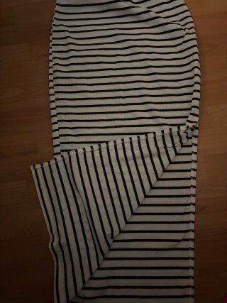 Falda de rayas blancas y negras